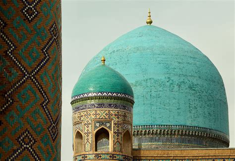 Nishapur’s Turquoise Domes: Stepping into History through Vibrant Architecture!