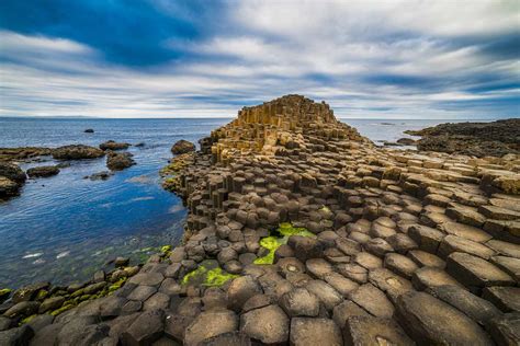 The Giant's Causeway: Một kỳ quan địa chất cổ đại với những cột đá basalt sừng sững!